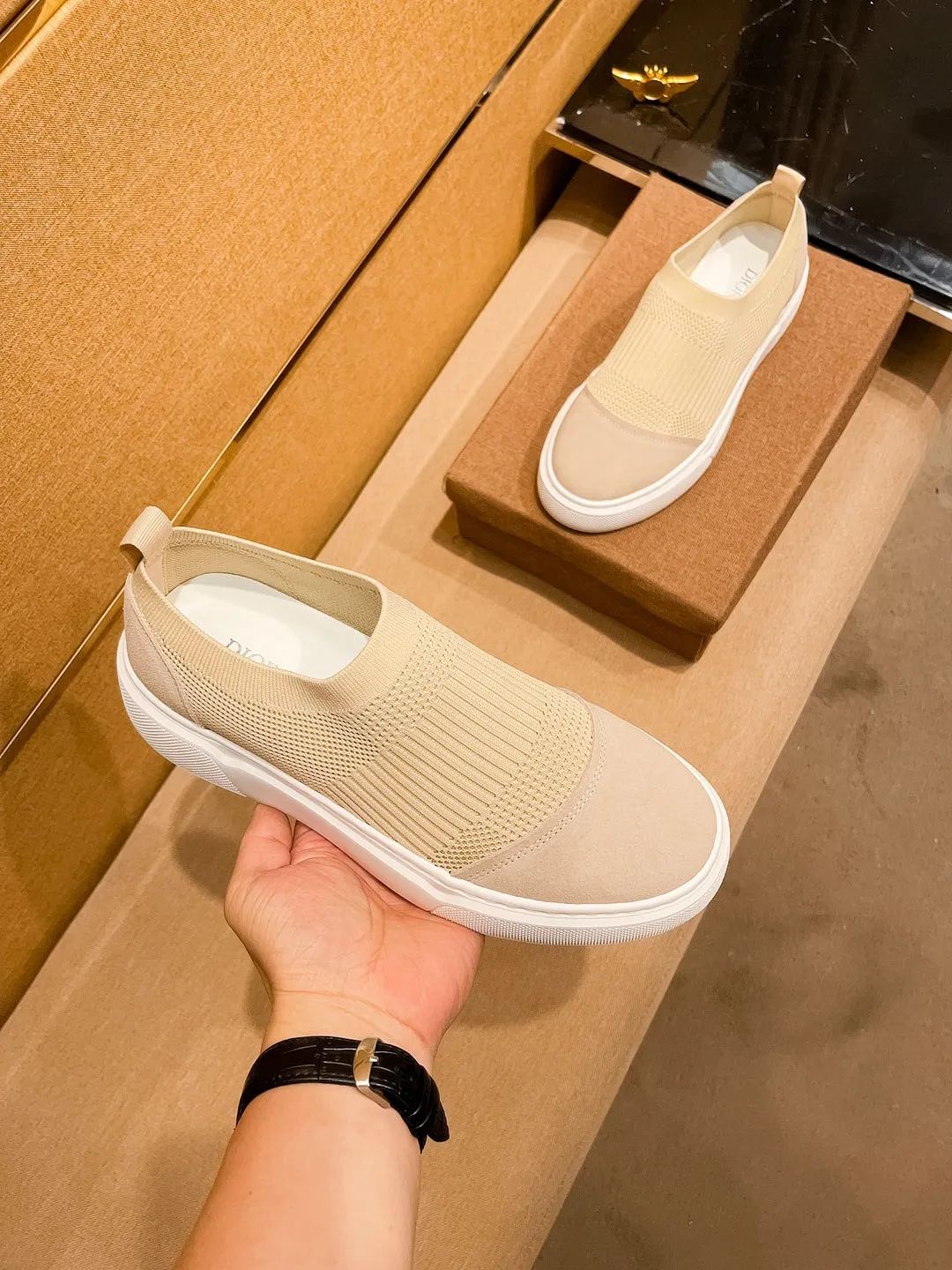 Men's shoes💰 400💰🔥【Dior】🔥Men's high-end brand of shoes official website 1:1 latest masterpiece: the upper is made of Italian imported first-layer cowhide with a comfortable and breathable lining➕original non-slip and wear-resistant outsole🔥, making walking more convenient and comfortable! An exclusive new model, a stunning work, a beautiful 1:1 replica [color] compared to the official quality! Create a fashionable personality to set off your uniqueness! A must-have for trendy men! Classic 🔥Size: 38-44 Color: 🔥 3⃣️colors available🔥